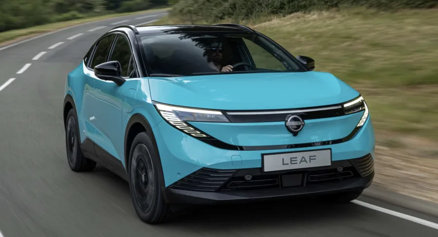 O Nissan Leaf 2026 estreia como SUV compacto, elétrico e acessível, trazendo preço inicial de US$ 29.990 e autonomia de até 488 km.