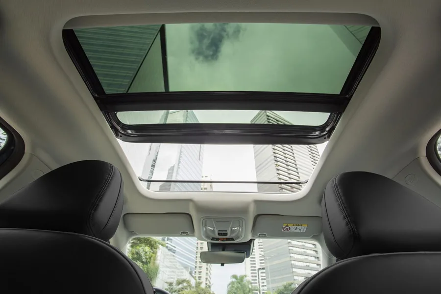 Itens como teto solar panorâmico, carregador por indução e interior totalmente preto reforçam a exclusividade da série.