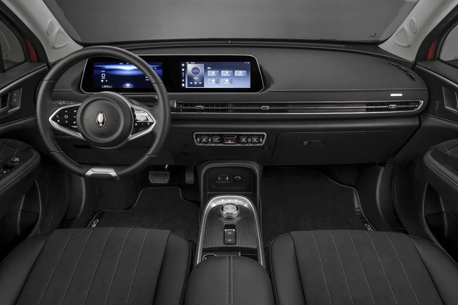 No pacote de segurança, recursos avançados incluem condução semiautônoma nível 2+, frenagem de emergência e alerta de ponto-cego.