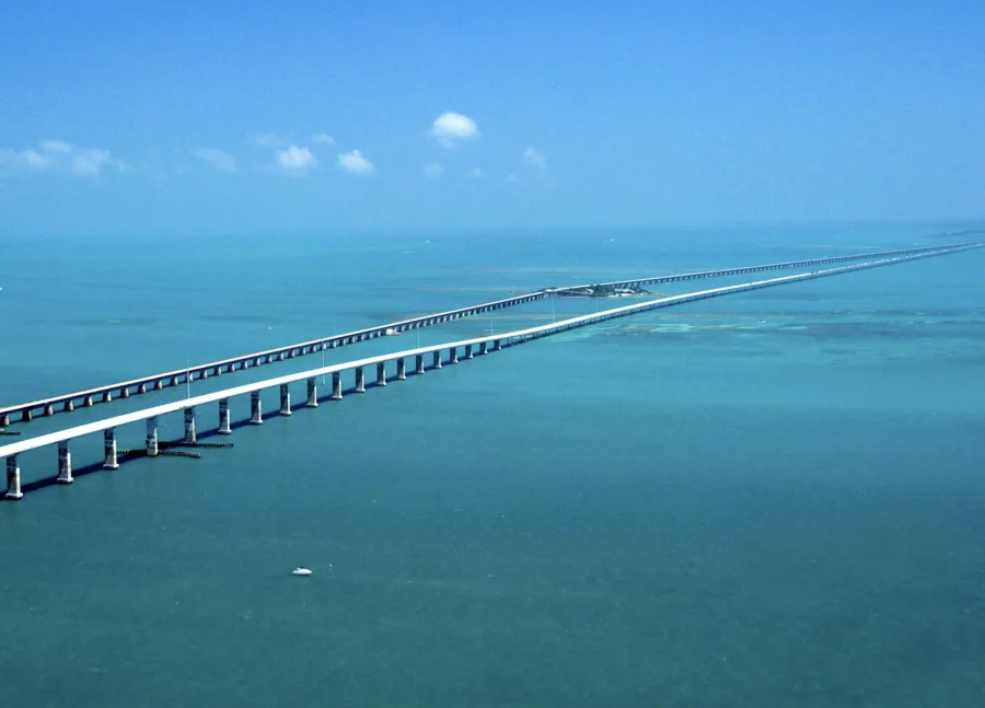 182 km de asfalto sobre o oceano: a estrada que parece flutuar no mar e virou atração mais famosa da Flórida