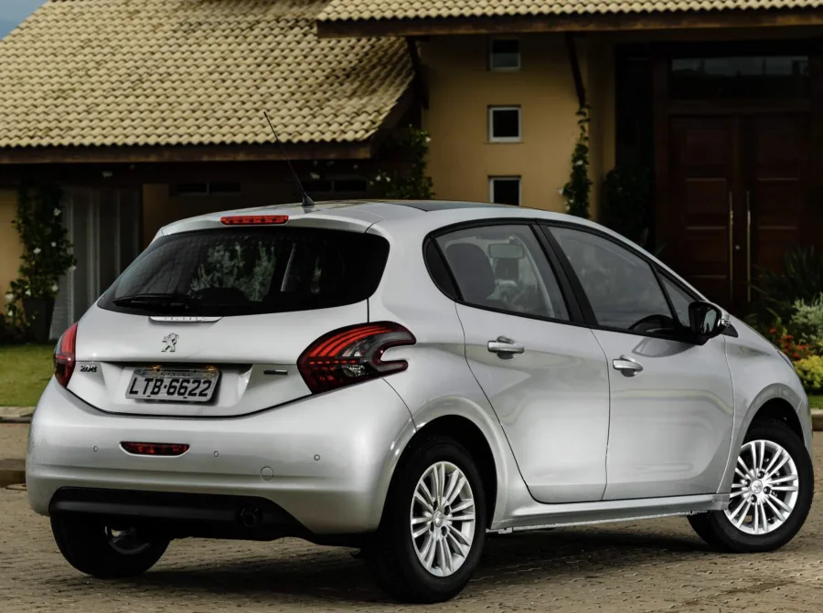 Consumo de 8 km/l no etanol e 12 km/l na gasolina, com tanque de 55 litros, resulta em autonomia superior a 600 km, unindo potência e praticidade.