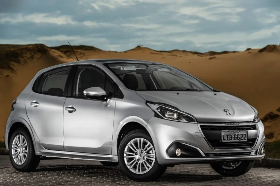 Peugeot 208 Allure 1.6 2017 é um hatch compacto usado que serve para quem busca economia e conforto urbano, ideal para motoristas e famílias pequenas, valendo a pena como usado.