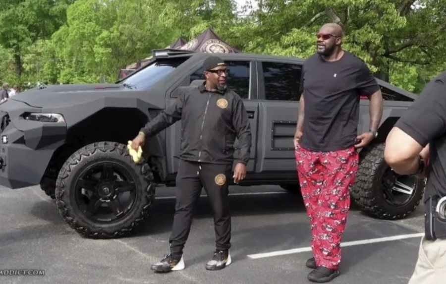 Apesar do nome Apocalypse6x6, a picape mantém tração 4x4 e apenas quatro rodas. O destaque está no motor V8 supercharged com cerca de 700 cv de potência.