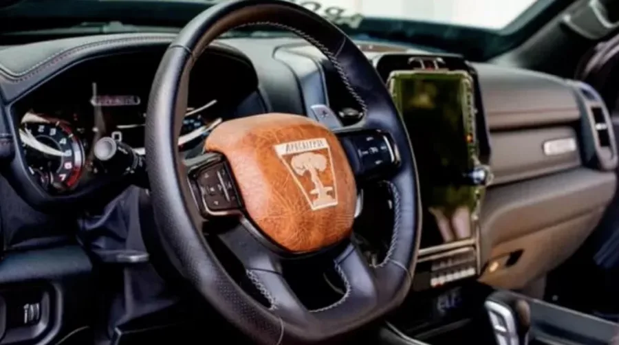 Por dentro, o carro exibe couro vermelho brilhante e teto estrelado. O interior foi redesenhado para se adaptar ao tamanho e gosto pessoal de Shaquille.