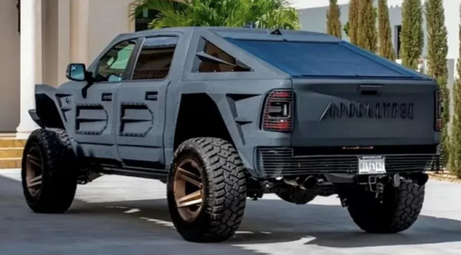 A blindagem foi feita com painéis de Kevlar, material usado até em aplicações militares. A pintura preta fosca reforça o visual robusto e imponente.