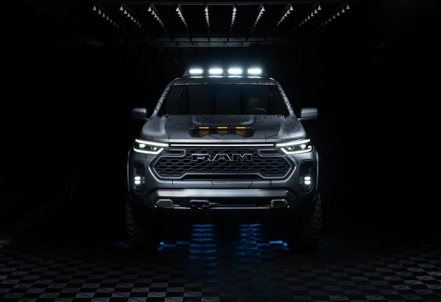 O motor 2.2 turbodiesel de 200 cv e 45,9 kgfm é combinado com câmbio automático de 8 marchas e tração 4x4 com reduzida e modo automático.