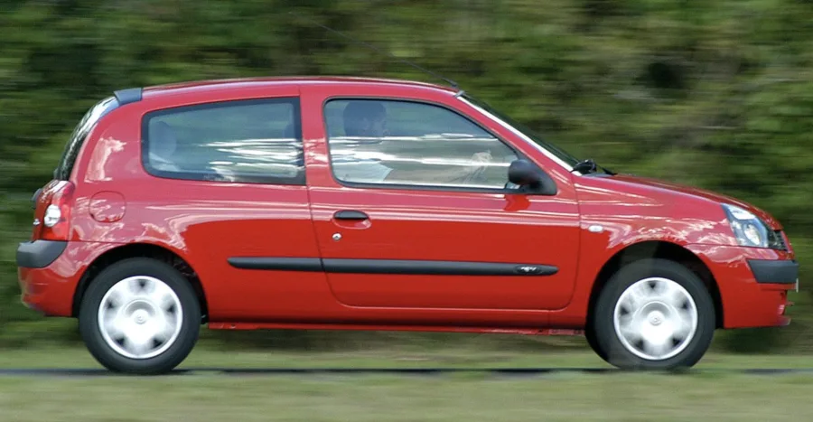 O Clio usado oferece boa dirigibilidade, baixo custo de manutenção e variedade de versões, sendo prático para jovens motoristas, famílias pequenas e deslocamentos urbanos.