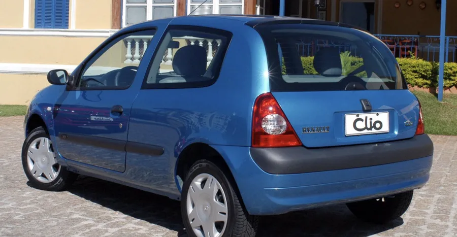 O Renault Clio 2005 usado entrega consumo de 11 km/l na cidade e até 15 km/l em estrada, com autonomia de 600 km no tanque de 50 litros, sendo opção econômica e versátil.