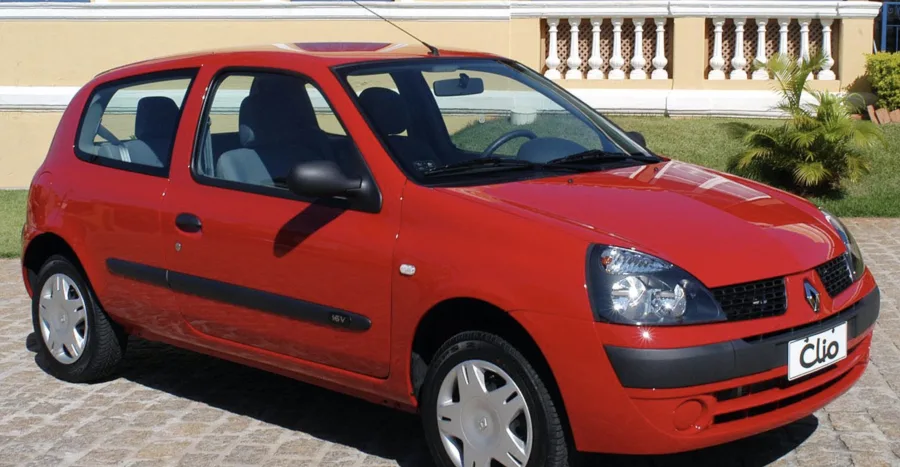 O hatch tem motores 1.0 e 1.6 flex com até 115 cv, desempenho adequado para o dia a dia e viagens, sempre com transmissão manual de 5 marchas e tração dianteira confiável.