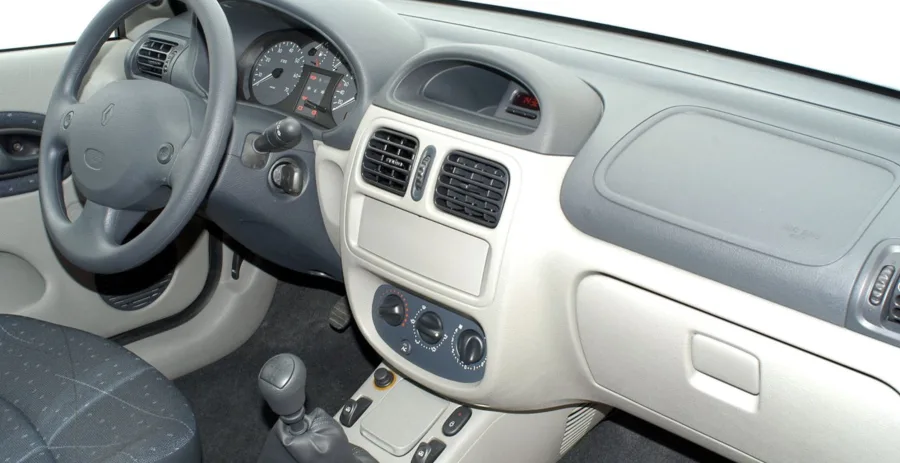 O espaço interno acomoda 5 pessoas, porta-malas de 255 litros no hatch e mais no sedã, com conforto razoável, tecnologia simples e itens de segurança como airbags e ABS.