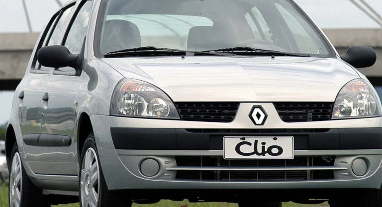 Renault Clio 2005 usado combina economia, espaço e preço acessível com pontos positivos e negativos que influenciam na decisão de compra