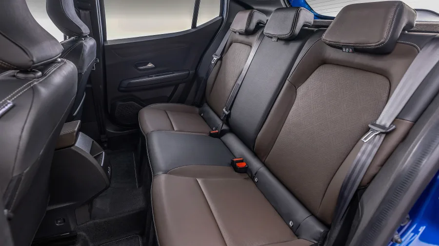 Os recursos de segurança foram ampliados: farol alto inteligente na Iconic e frenagem autônoma que também reconhece pedestres e ciclistas até 80 km/h.