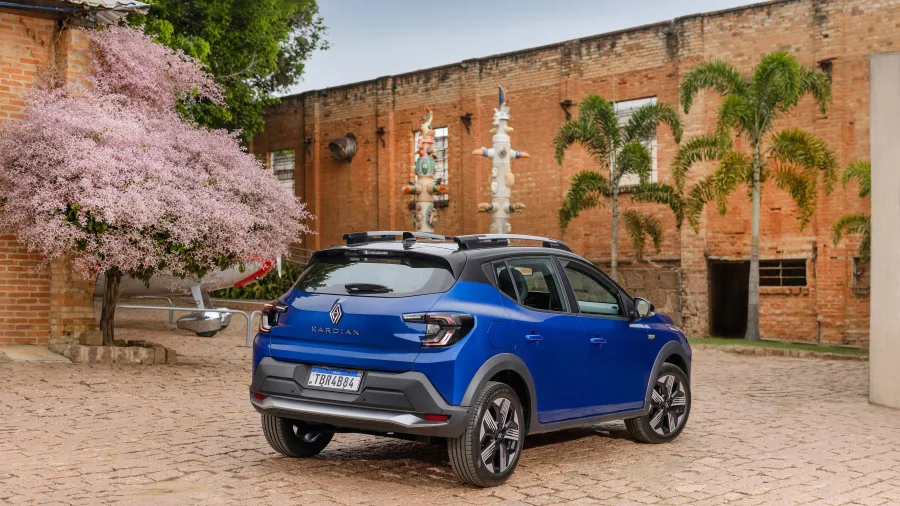 O Renault Kardian chamou atenção pelo baixo consumo e bom desempenho, tornando-se o crossover mais eficiente da categoria e ampliando seu espaço no mercado.