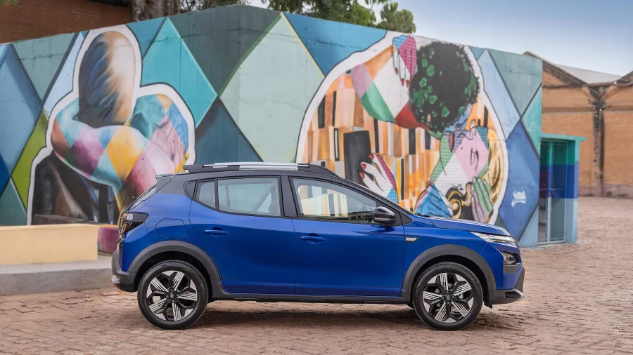 O nome Renault Kardian combina força e agilidade: vem de “guardian”, que remete à proteção, e “cardio”, que simboliza energia e movimento, refletindo o espírito dinâmico do SUV urbano.