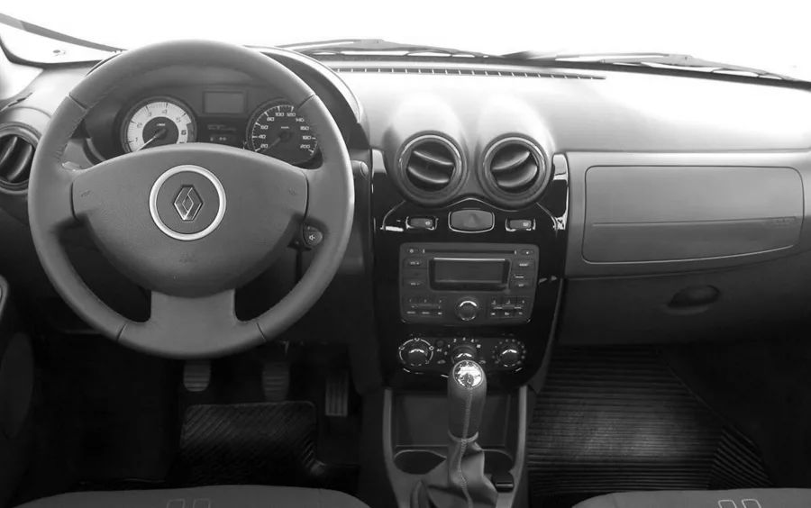 Na segurança, o hatch inclui ABS e airbags, enquanto sua suspensão robusta encara bem ruas irregulares, mostrando praticidade e durabilidade no uso diário.