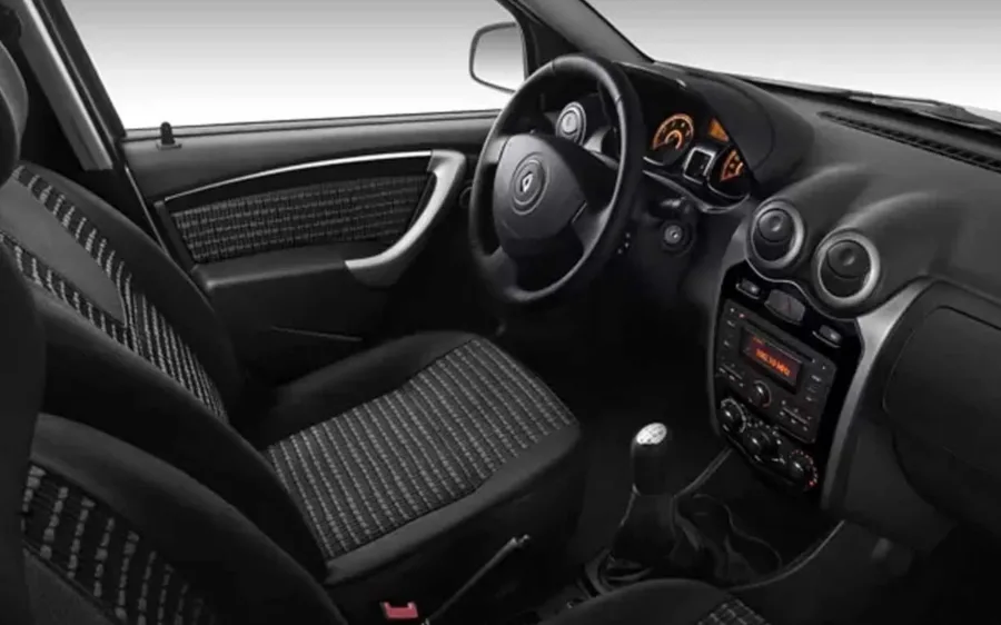 O interior oferece conforto com ar-condicionado, direção hidráulica, vidros elétricos e um porta-malas de 320 litros, referência entre hatches compactos.