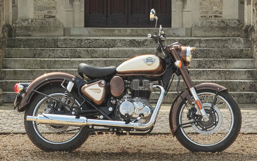 Além do estilo consagrado, a Classic 350 passa a contar com entrada USB-C no guidão, indicador de marcha e manetes ajustáveis, oferecendo maior praticidade ao piloto.