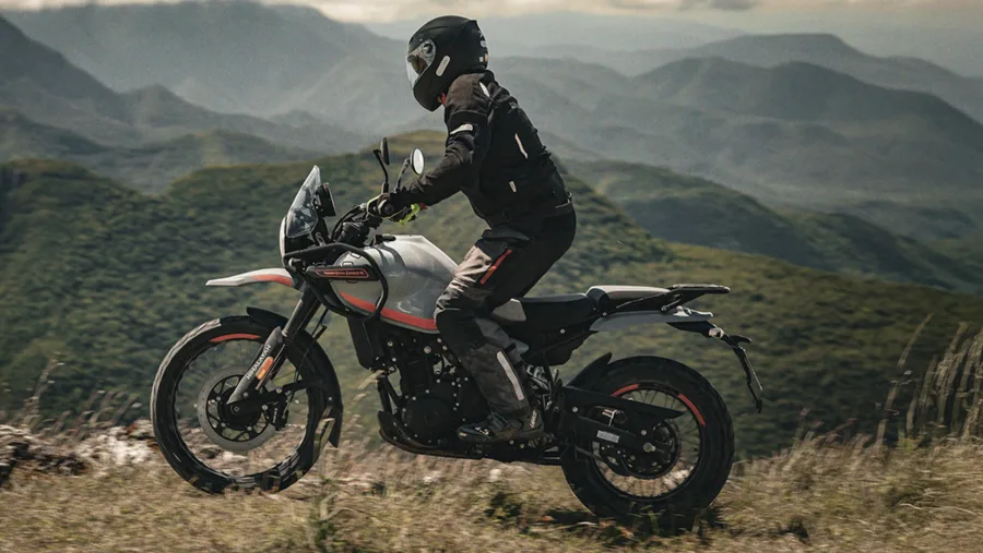 A Royal Enfield Himalayan 450 desembarcou no Brasil unindo estilo aventureiro clássico com soluções modernas que ampliam conforto e conectividade na pilotagem.