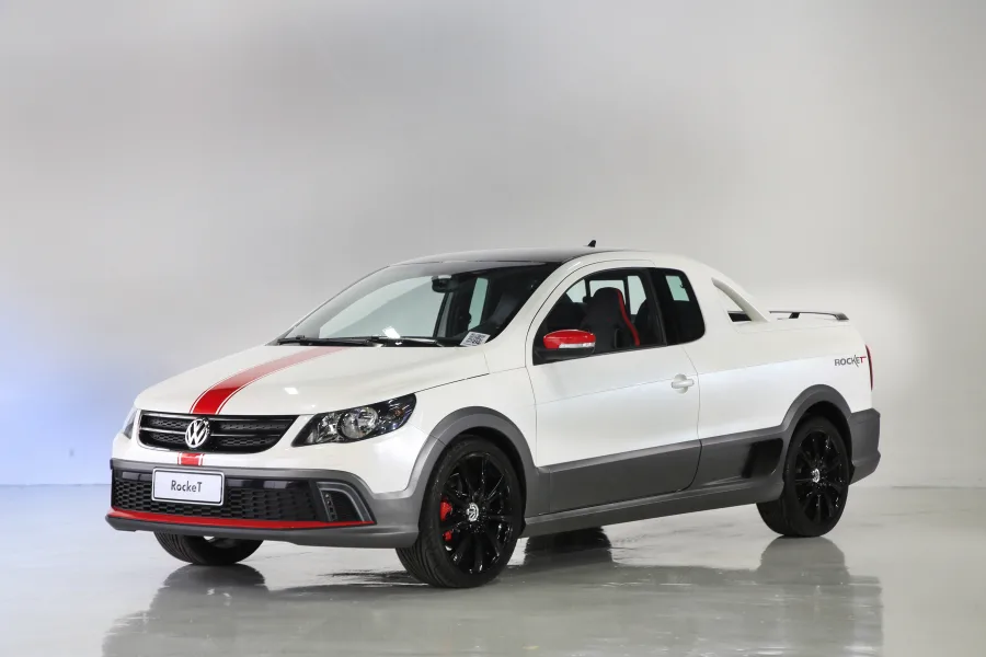 A Saveiro Rocket estreou no Salão do Automóvel de 2010 como o conceito mais ousado da VW no Brasil, mesclando design de cupê e espírito esportivo.