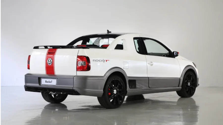 Equipada com motor 1.4 TSI turbo de 140 cv e câmbio manual de seis marchas, a picape tinha desempenho de esportivo e postura agressiva nas ruas.