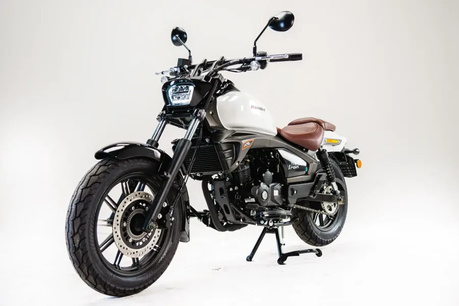 Shineray Iron 250, vendida por R$ 23.104, aposta no público jovem, trazendo visual moderno e motor de 250cc, ideal para uso urbano com identidade marcante.