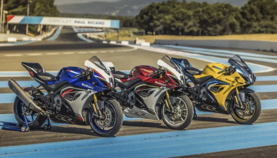 Três edições especiais homenageiam anos históricos da GSX-R, com grafismos das temporadas de 1986, 1993 e 2005, e o selo 40th Anniversary no tanque.