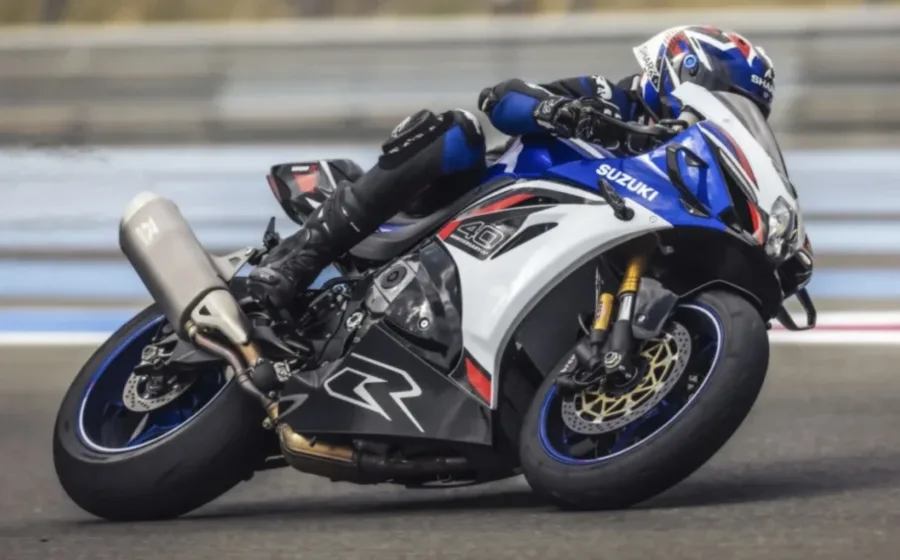 O modelo agora conta com controle de tração em 10 níveis, quickshifter bidirecional, ABS em curvas e modos de pilotagem ajustáveis por IMU de 6 eixos.