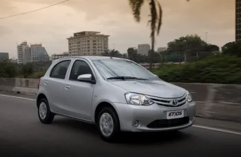 Toyota Etios X 1.3 2015: Ficha técnica, preço e fotos; manutenção barata, mas com isolamento acústico fraco