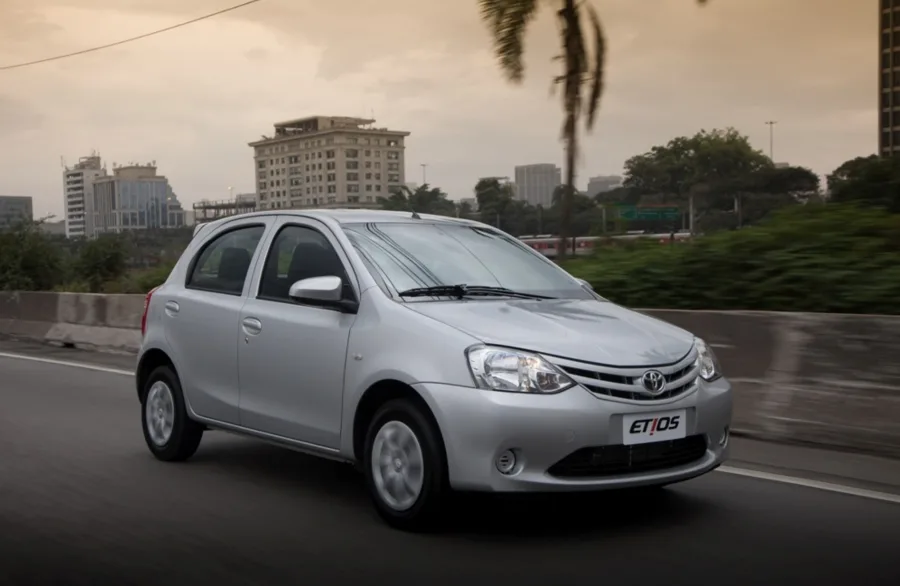 Toyota Etios 2013: mecânica robusta, motor 1.3 eficiente e uso urbano confiável, perfeito para quem busca previsibilidade e baixo custo operacional.