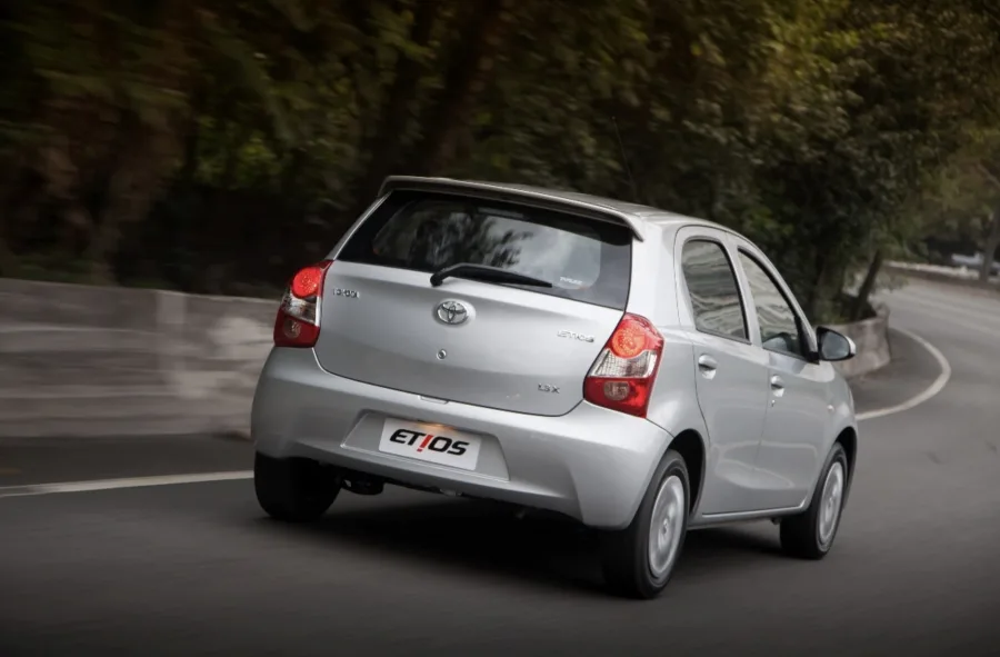 Pontos negativos: acabamento interno simples, retomadas lentas em estrada e menor desempenho quando abastecido com gasolina em relação ao álcool.