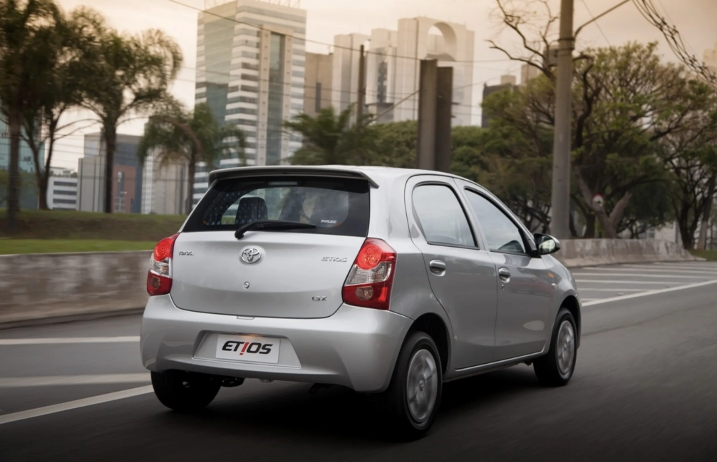 Donos elogiam a confiabilidade, mas apontam acabamento simples, ruídos internos e vedação que merece atenção em carros mais rodados.