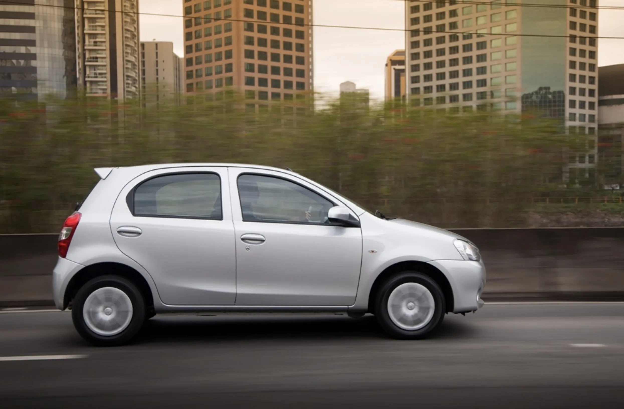 Hatch agrada quem roda muito na cidade, fácil de dirigir, econômico e com motor que aguenta uso pesado sem reclamar, mesmo em trânsito travado.