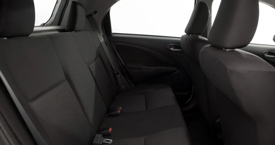 Na segurança, o Etios X 1.3 2015 oferece airbags frontais, freios ABS e travamento central, mantendo recursos básicos mas importantes para a categoria.