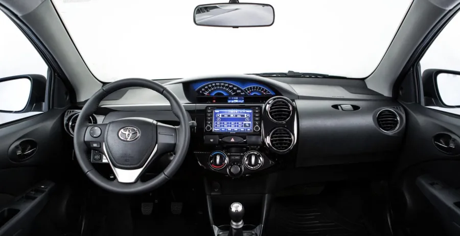 O hatch compacto tem espaço para 5 ocupantes e porta-malas de 270 litros, suficiente para o dia a dia, mantendo dimensões enxutas de 3,77 m de comprimento.