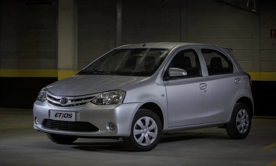O Toyota Etios X 1.3 2015 entrega um motor flex de 90 cv, aliado ao câmbio manual de 5 marchas e tração dianteira, com desempenho adequado ao uso urbano.