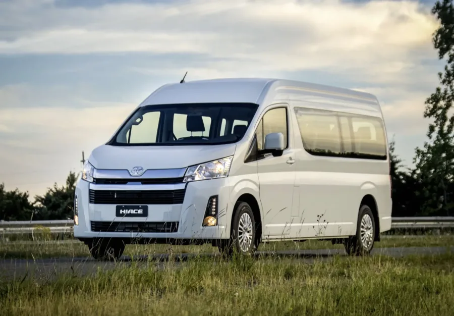 A Toyota estreia no segmento de vans comerciais no Brasil com a Hiace, equipada com motor 2.8 turbodiesel e câmbio automático de seis marchas. Produção na Argentina para atender Mercosul.