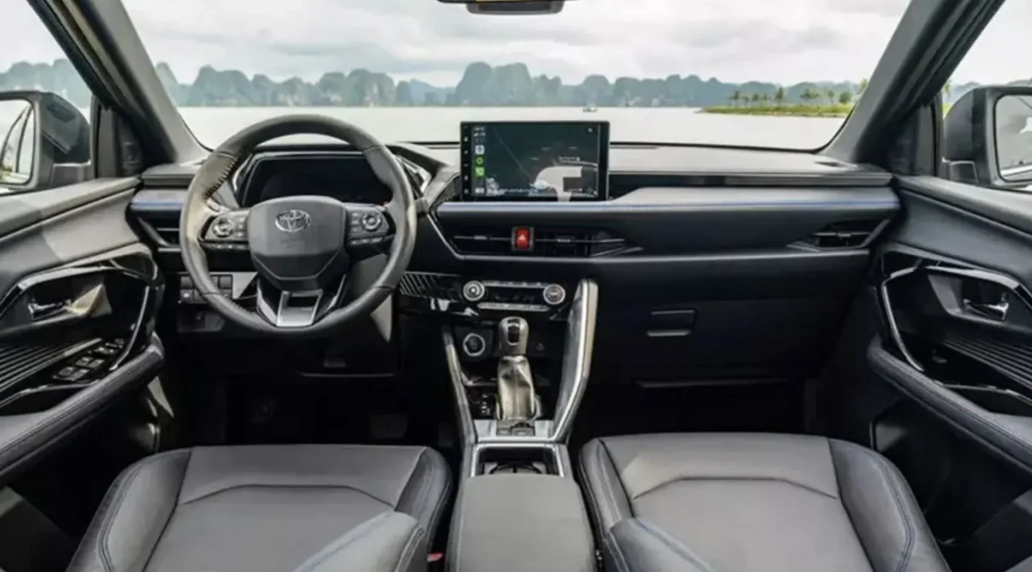 O SUV será o primeiro híbrido pleno produzido no Brasil, marcando o início de uma nova fase de investimentos da Toyota no mercado nacional.