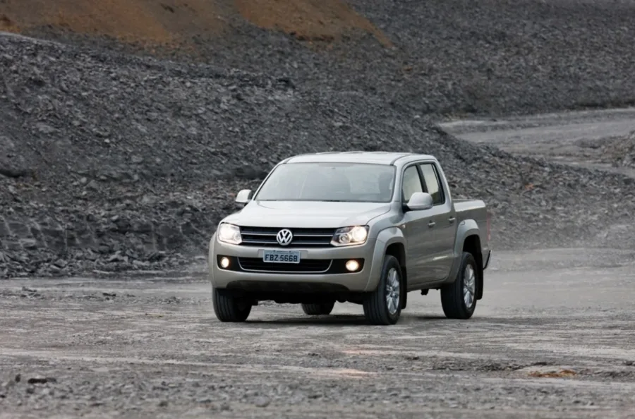 Equipada com motor 2.0 TDI, entrega 140 cv ou 180 cv, com torque de até 42,8 kgfm, garantindo desempenho firme no asfalto e força em terrenos irregulares.