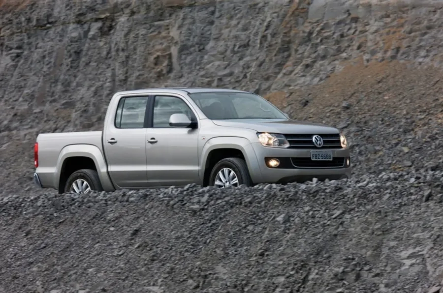 A Amarok 2012 é uma picape média que combina potência, conforto e robustez, atendendo tanto a uso urbano quanto atividades de trabalho pesado.