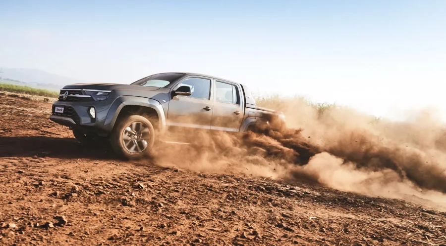 Inspirada na versão Extreme, a picape vem com cor cinza Moonstone, adesivos temáticos e detalhes que destacam sua ligação com o evento de Barretos.