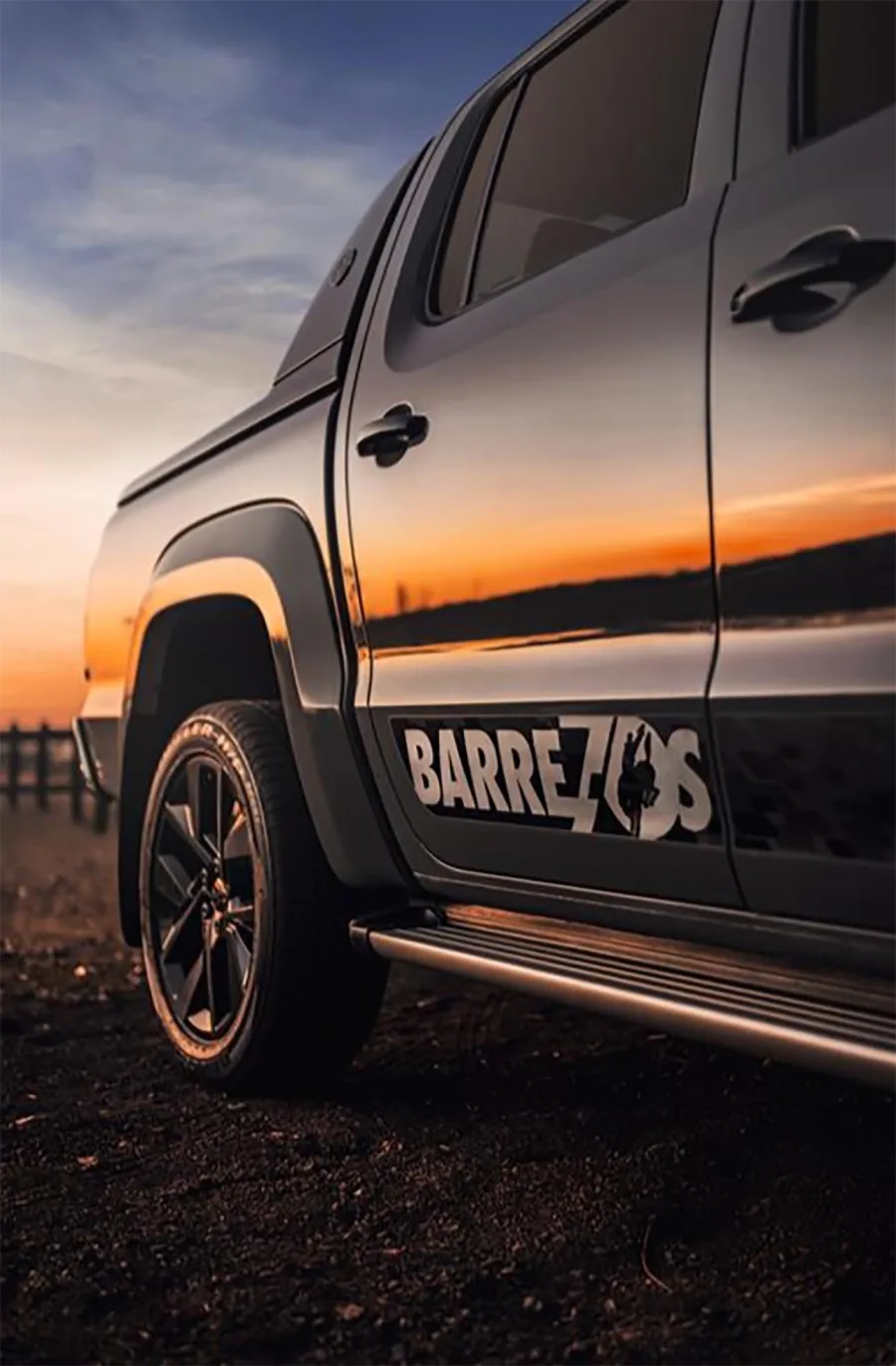 Cor Cinza Moonstone, badges da festa, capota marítima e interior numerado. É mais que uma picape: é credencial para o camarote do agro.