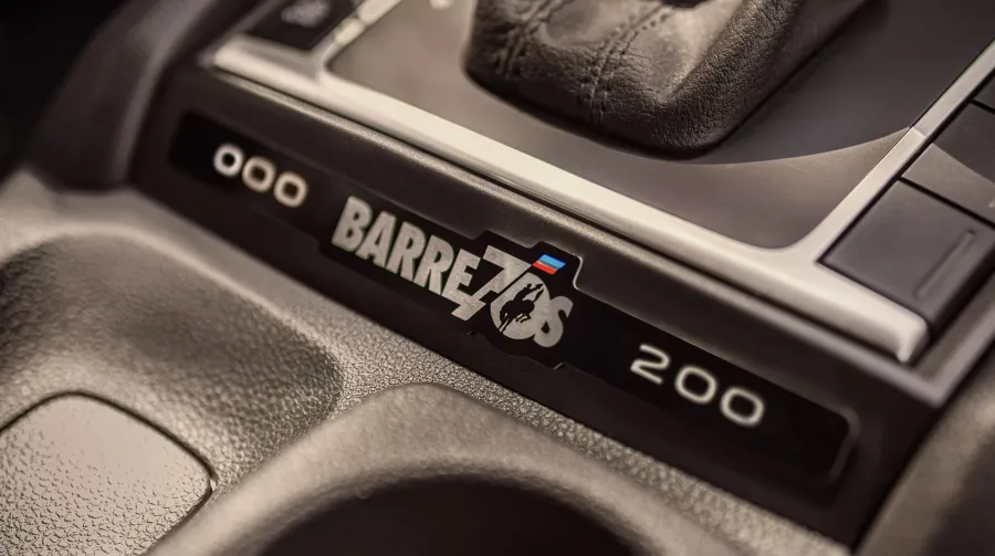 No interior, a edição limitada recebe plaqueta numerada, tapetes de borracha e acabamento que reforça a exclusividade da série especial.