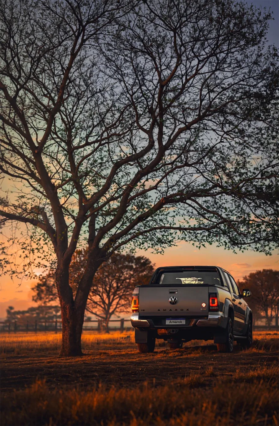 Em Barretos, a poeira sobe, o berrante ecoa e a VW estaciona a Amarok Barretos 70 Anos — 200 unidades para quem quer potência e presença na arena.