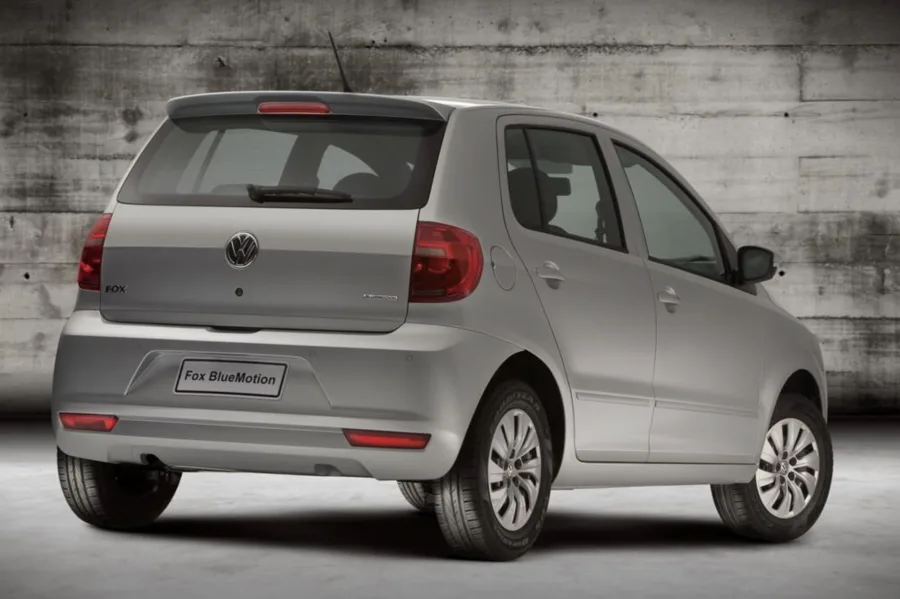 O consumo fica em 7,4 km/l no álcool e até 15 km/l na gasolina, com tanque de 50 litros e autonomia máxima de 750 km em trajetos rodoviários.