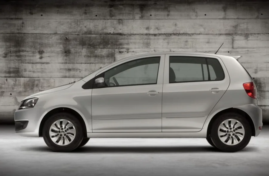 Entre os equipamentos estão direção hidráulica, ABS, airbags frontais, além de opcionais como ar-condicionado e sensores de estacionamento traseiro.