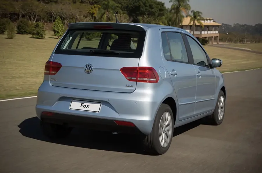 Com tanque de 50 litros, o Fox alcança até 500 km de autonomia, consumindo 10 km/l na cidade e 12 km/l na estrada com gasolina.