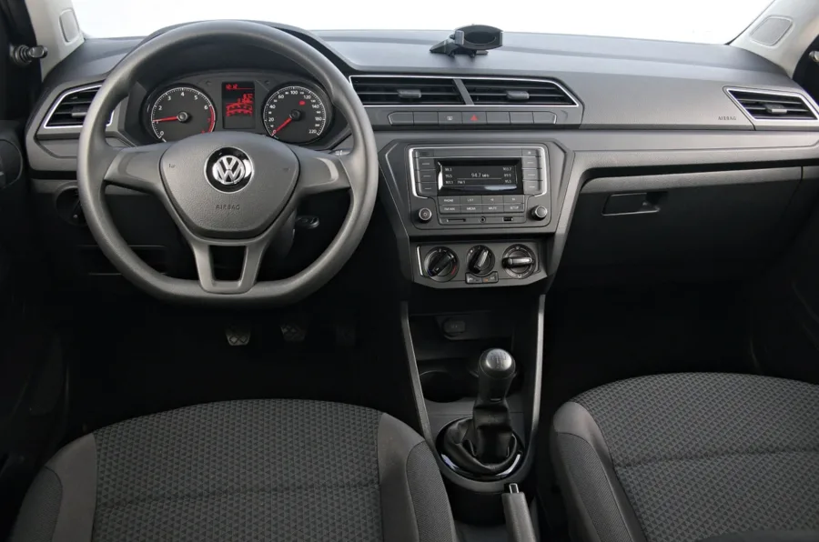 O espaço interno acomoda quatro adultos de forma razoável. Porta-malas de 285 litros garante versatilidade para o dia a dia, ainda que limitado em viagens longas.