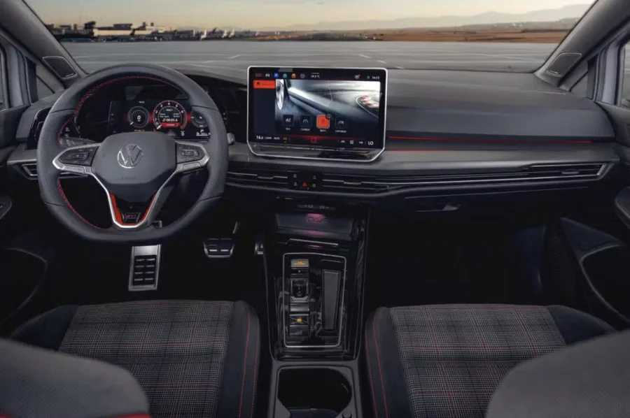 As versões custam entre R$ 430 mil e R$ 445 mil, com bancos de tecido xadrez ou couro Vienna, além de quatro opções de cores.