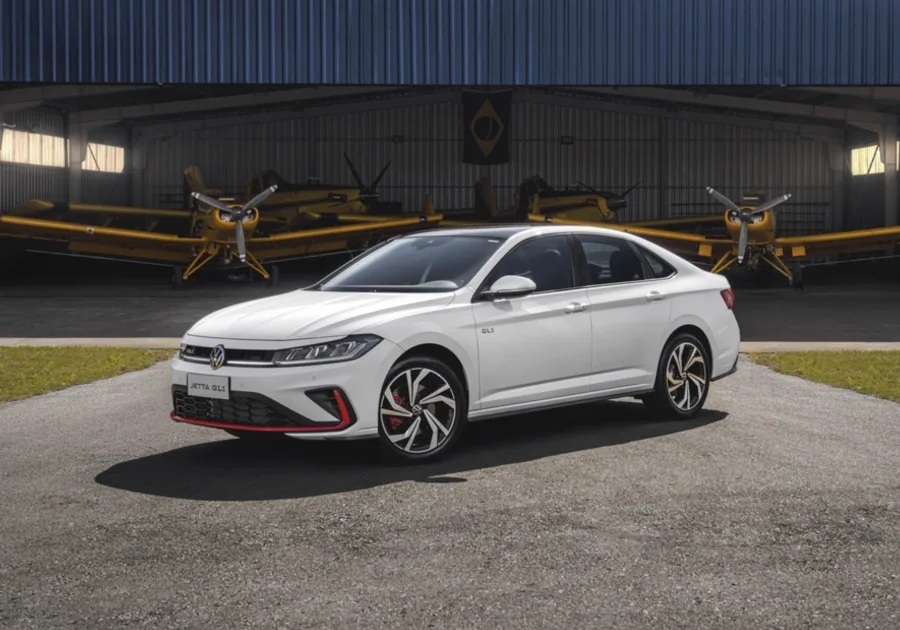 O Jetta GLI 2025 estreia no Brasil em outubro, com motor 2.0 turbo de 231 cv, câmbio DSG de 7 marchas e preço estimado acima dos R$ 250 mil.