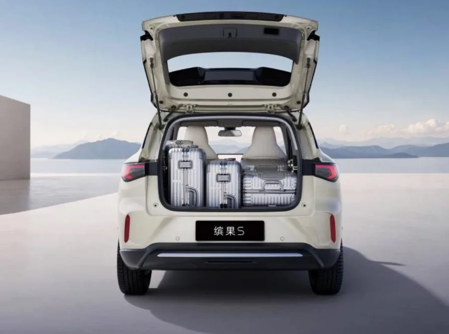 Externamente, o modelo adota grade fechada, faróis de LED arredondados e rodas opcionais de 18”. A gama de cores inclui cinza, azul, roxo e branco.